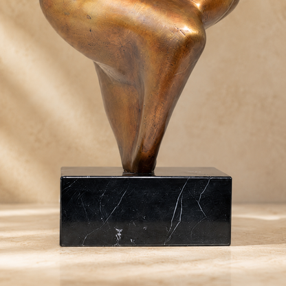 Sculpture bronze couple enlacé sur socle marbre noir, vue 7