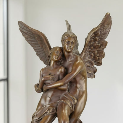 Sculpture en bronze Cupidon enlevant Psyché sur socle marbre, vue 2
