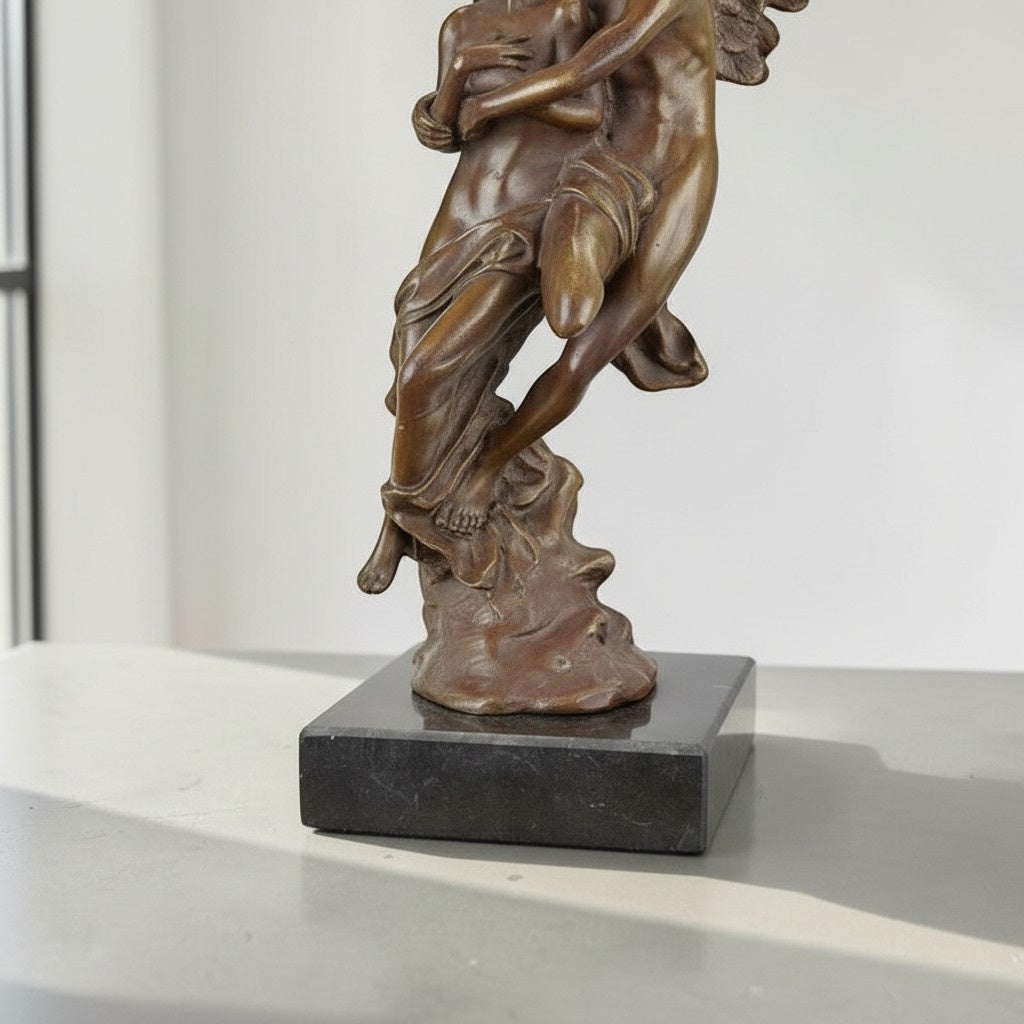 Sculpture en bronze Cupidon enlevant Psyché sur socle marbre, vue 3