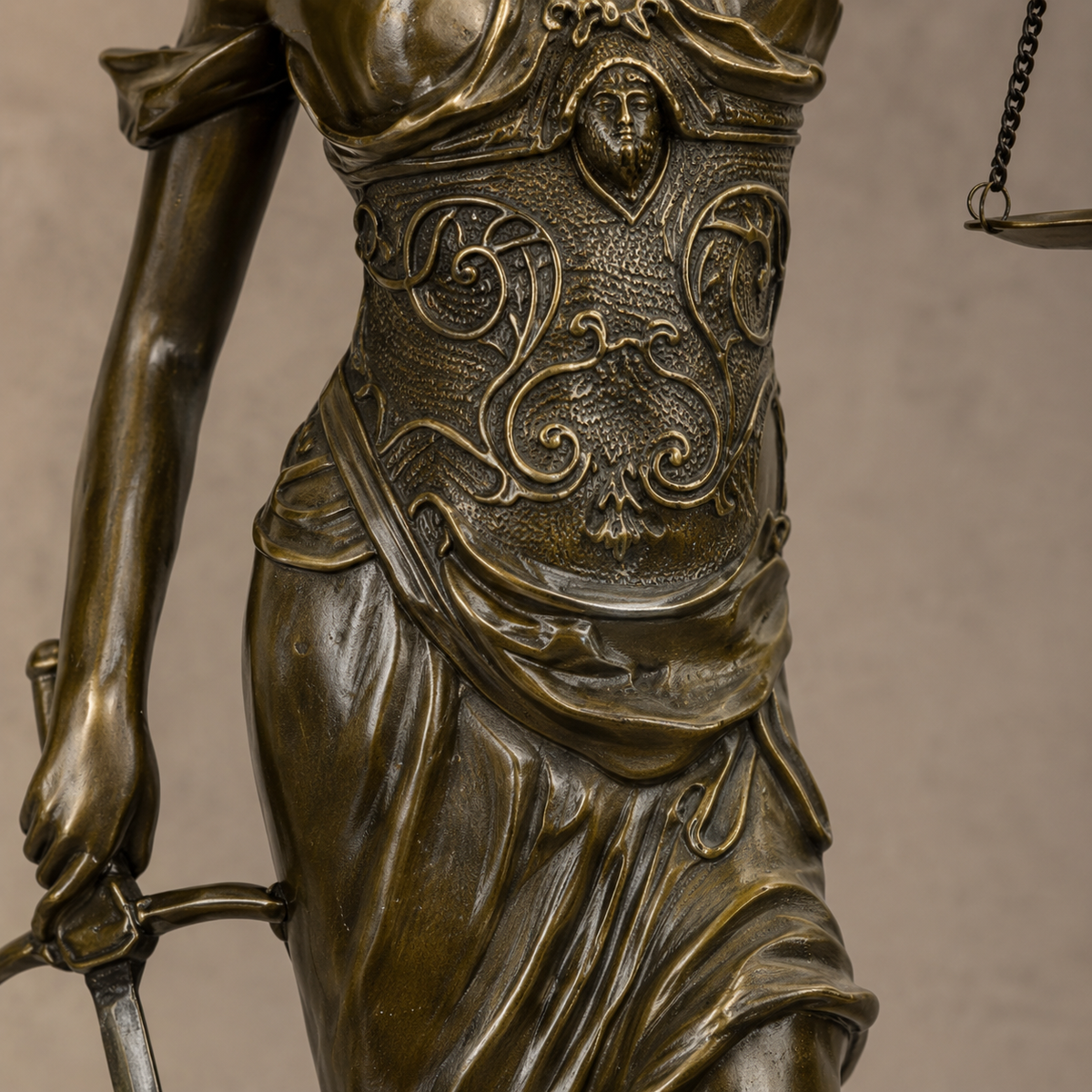 Sculpture bronze Dame Justice à la balance et serpent, vue 4