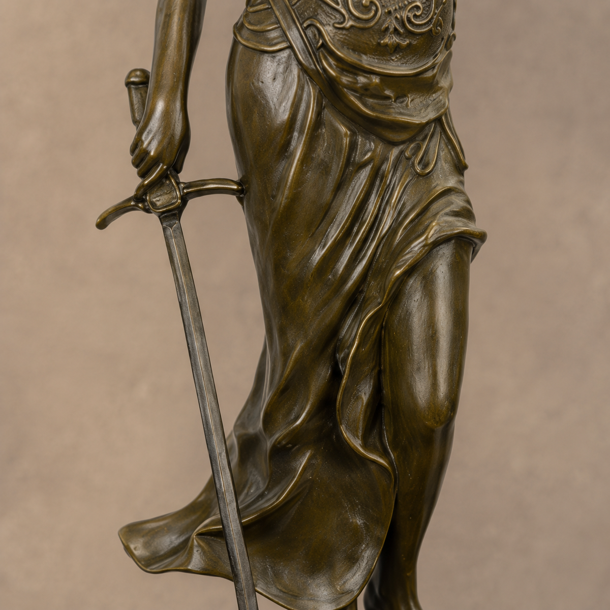 Sculpture bronze Dame Justice à la balance et serpent, vue 6