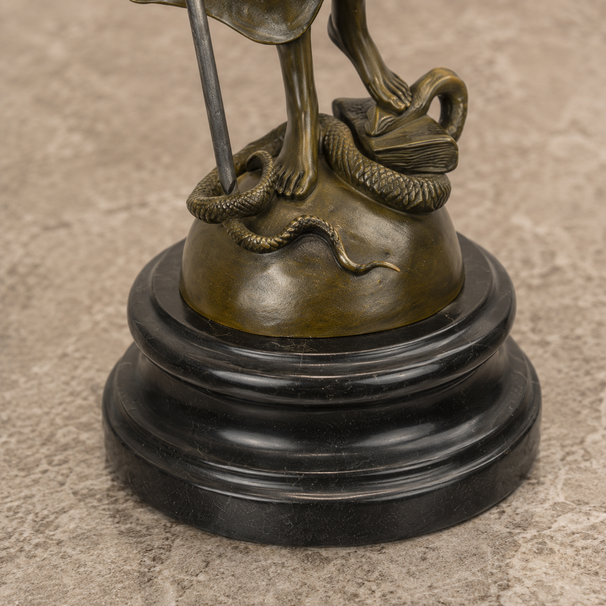 Sculpture bronze Dame Justice à la balance et serpent, vue 7