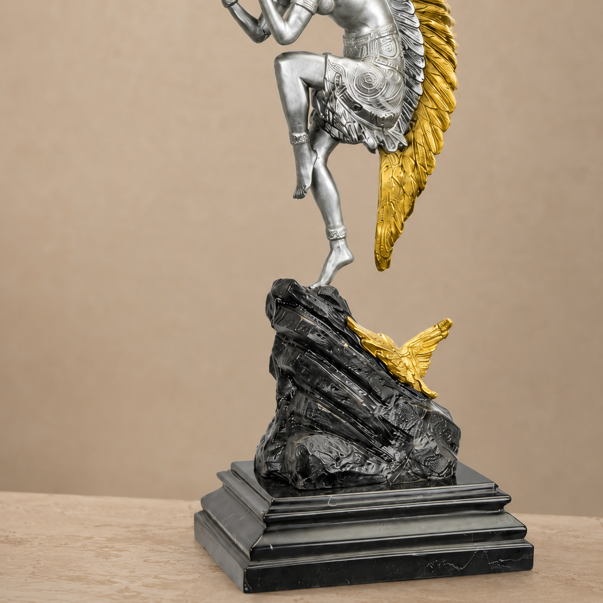 Sculpture bronze danseuse amérindienne patine argentée dorée, vue 4