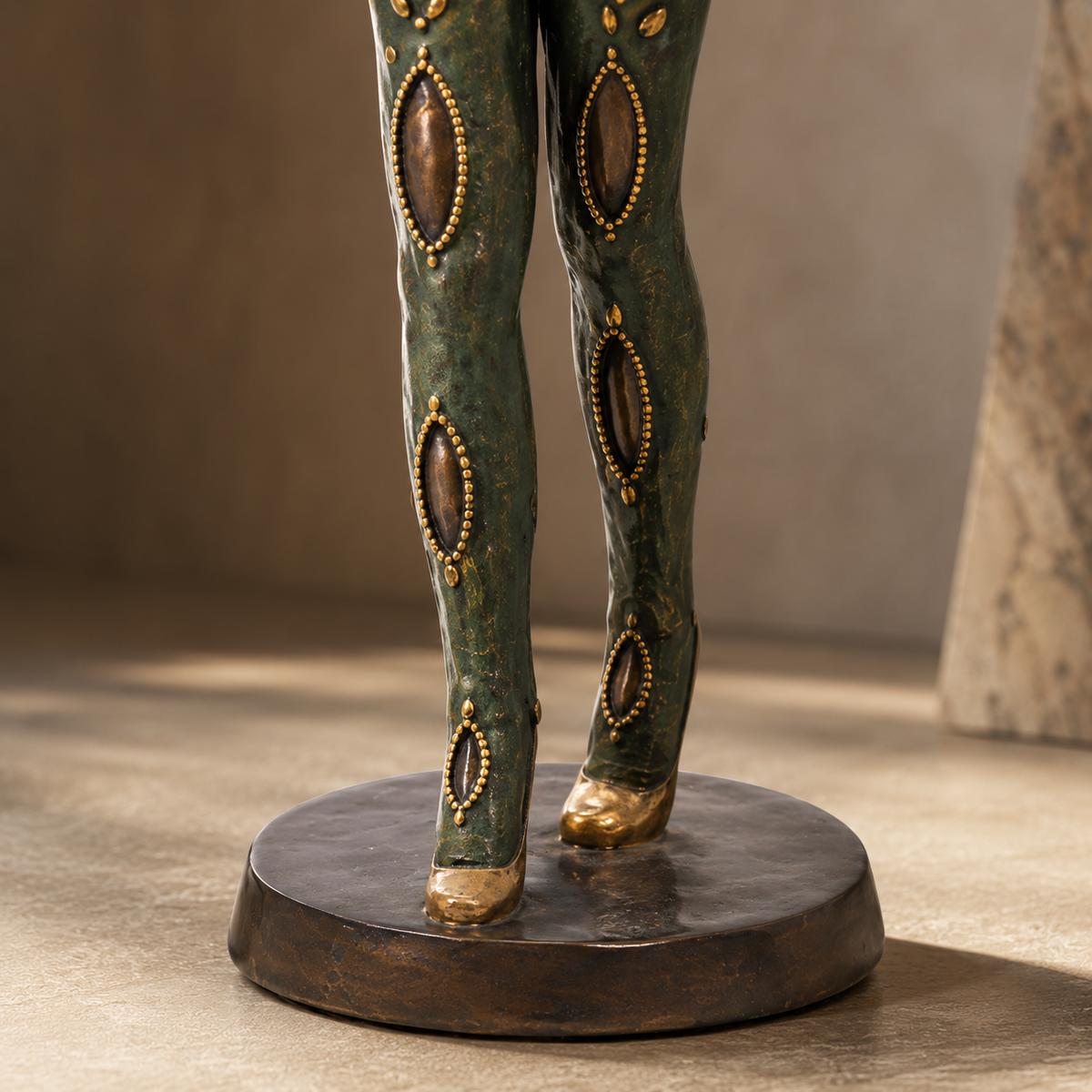 Sculpture bronze danseuse Art Déco aux bras levés, vue 5