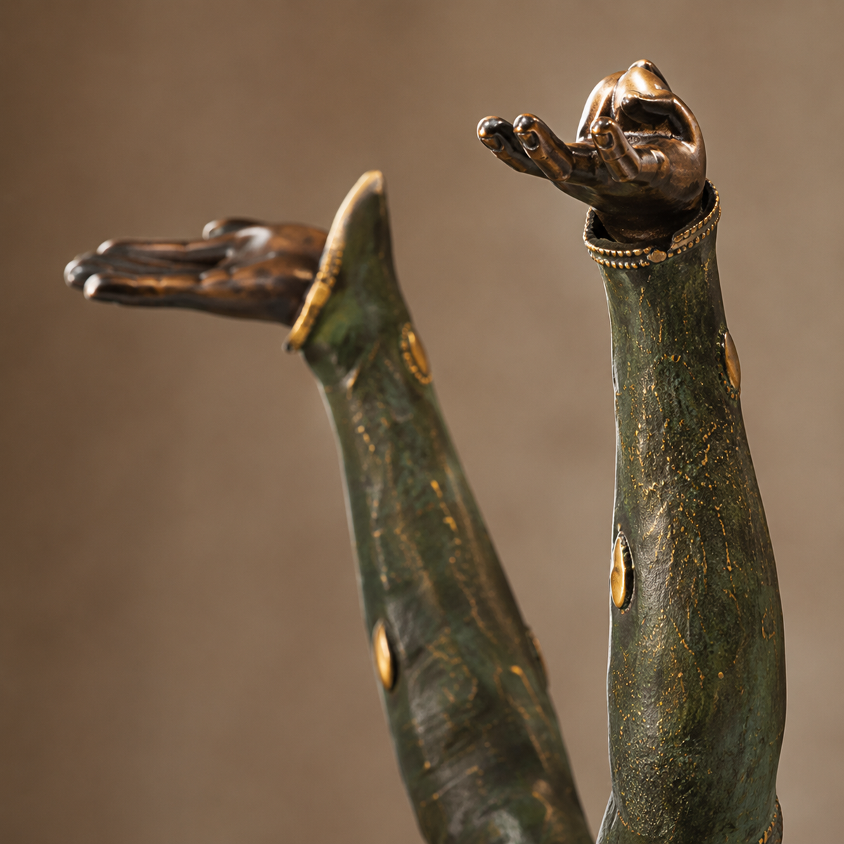 Sculpture bronze danseuse Art Déco aux bras levés, vue 6