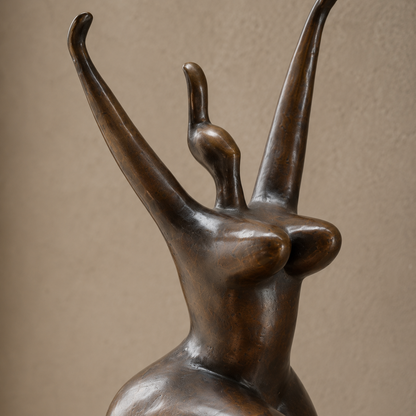 Sculpture bronze danseuse aux formes généreuses sur socle, vue 2