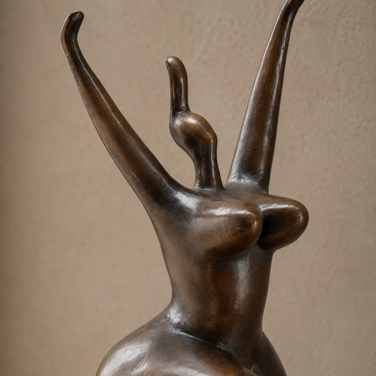 Sculpture bronze danseuse aux formes généreuses sur socle, vue 2