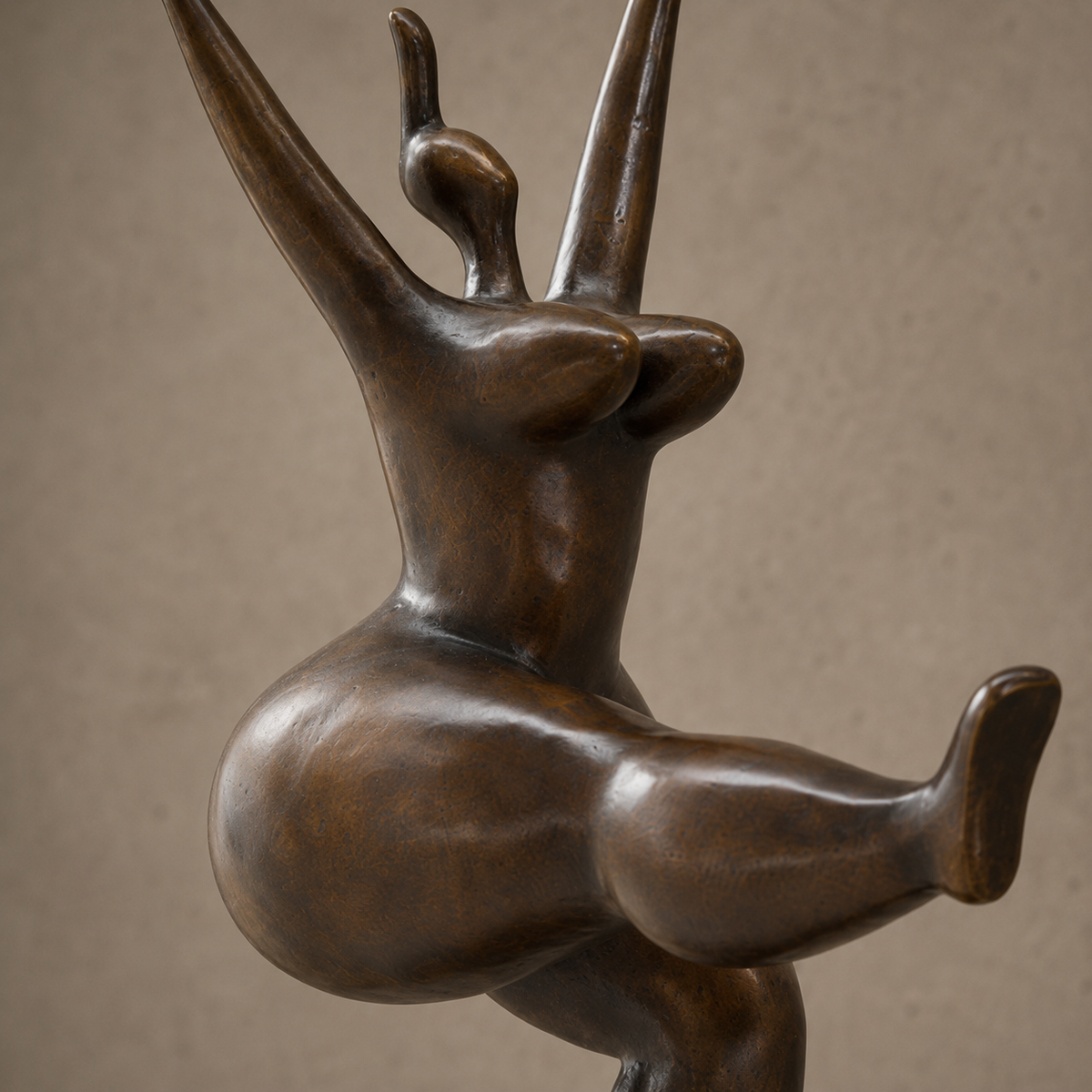 Sculpture bronze danseuse aux formes généreuses sur socle, vue 3
