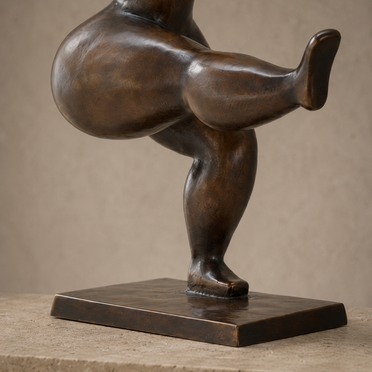 Sculpture bronze danseuse aux formes généreuses sur socle, vue 4