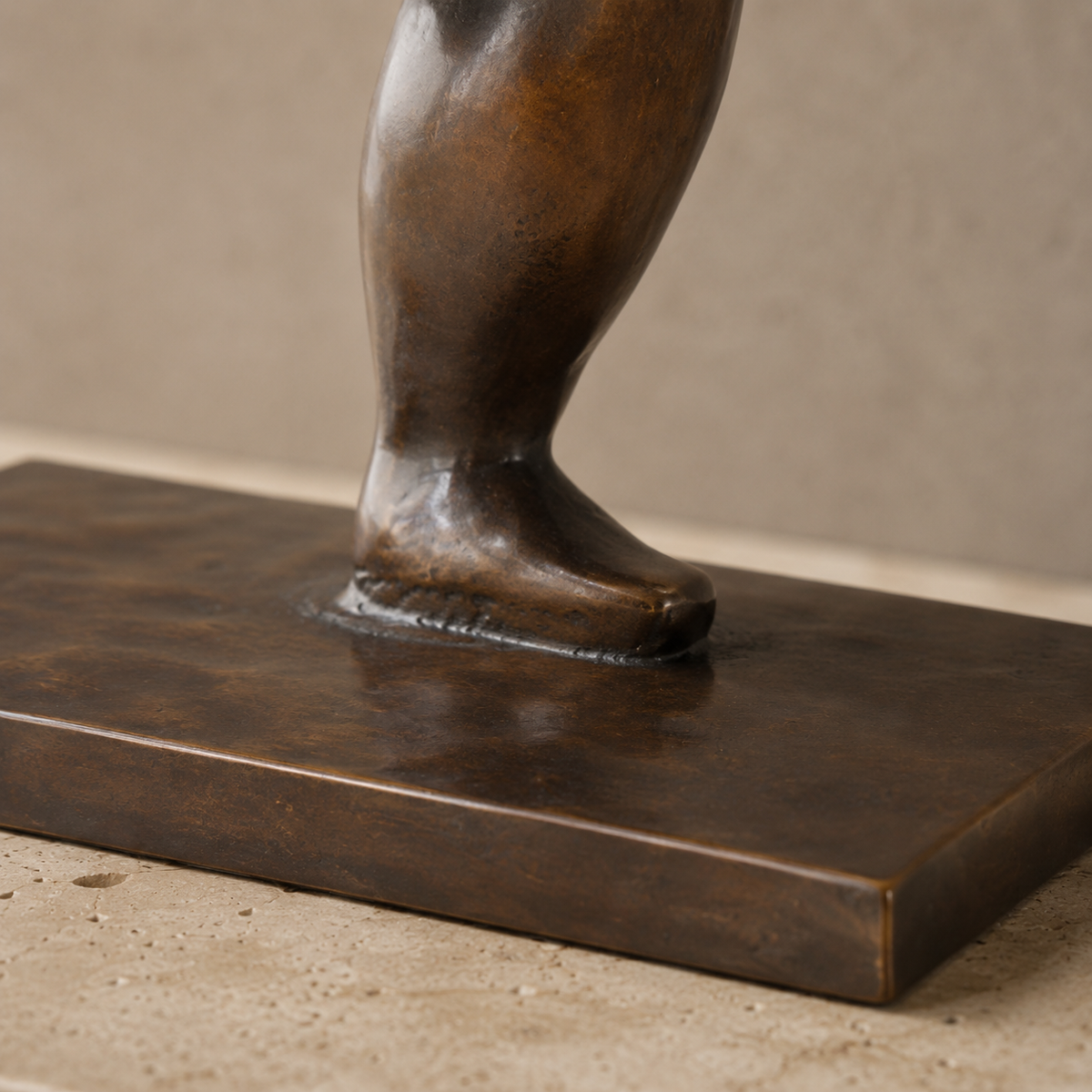 Sculpture bronze danseuse aux formes généreuses sur socle, vue 6