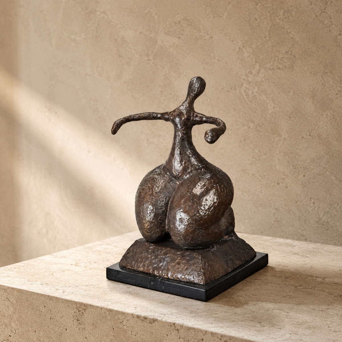 Sculpture bronze danseuse aux formes généreuses sur marbre
