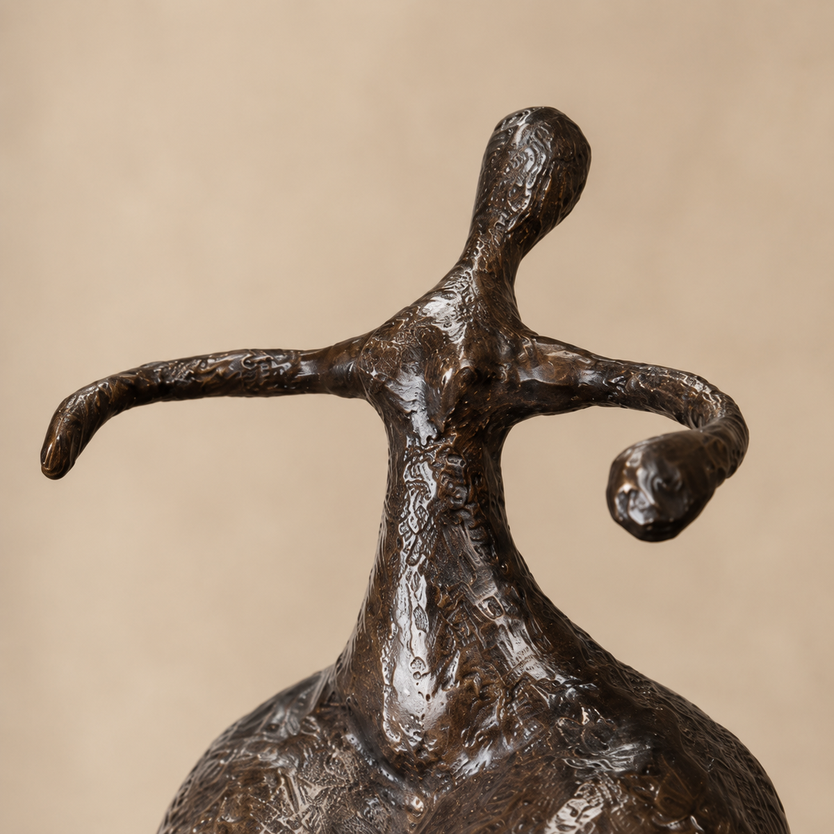 Sculpture bronze danseuse aux formes généreuses sur marbre, vue 2
