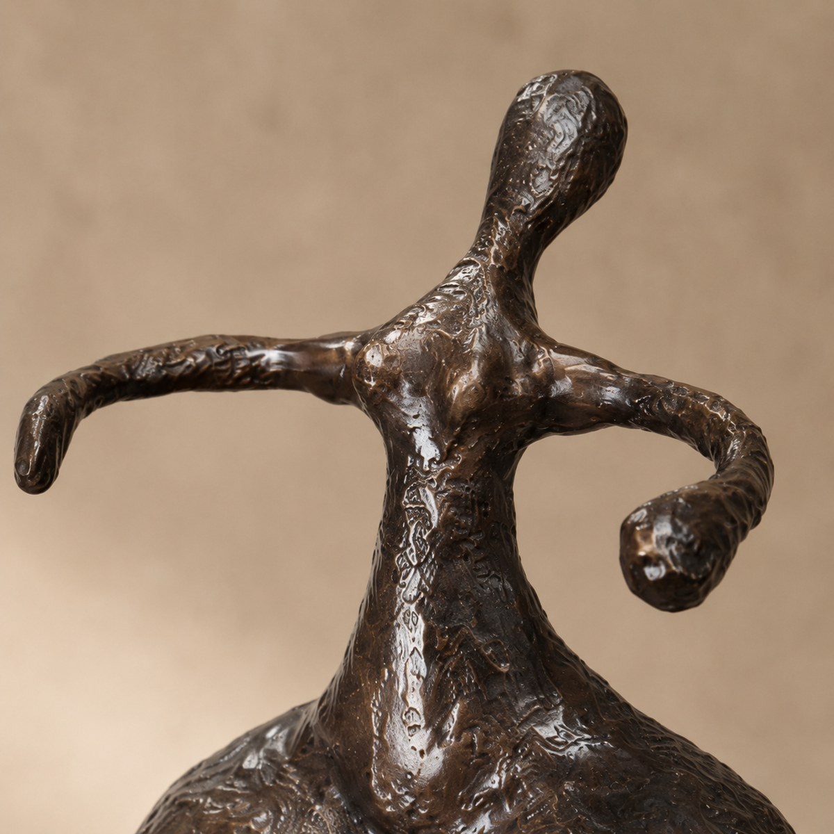 Sculpture bronze danseuse aux formes généreuses sur marbre, vue 3