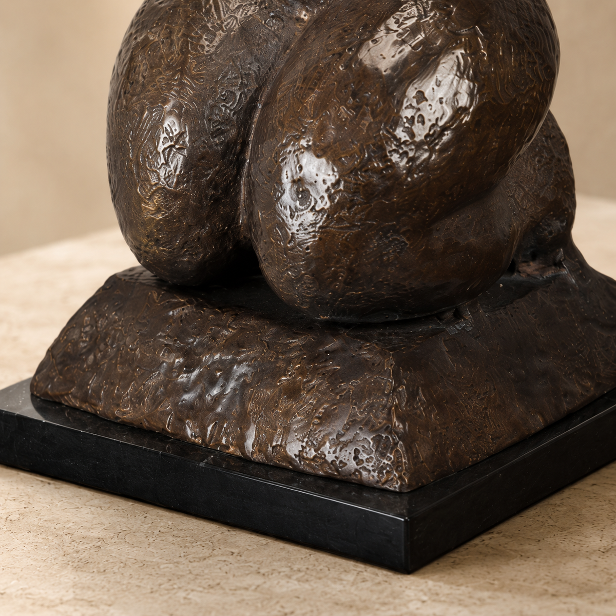 Sculpture bronze danseuse aux formes généreuses sur marbre, vue 4