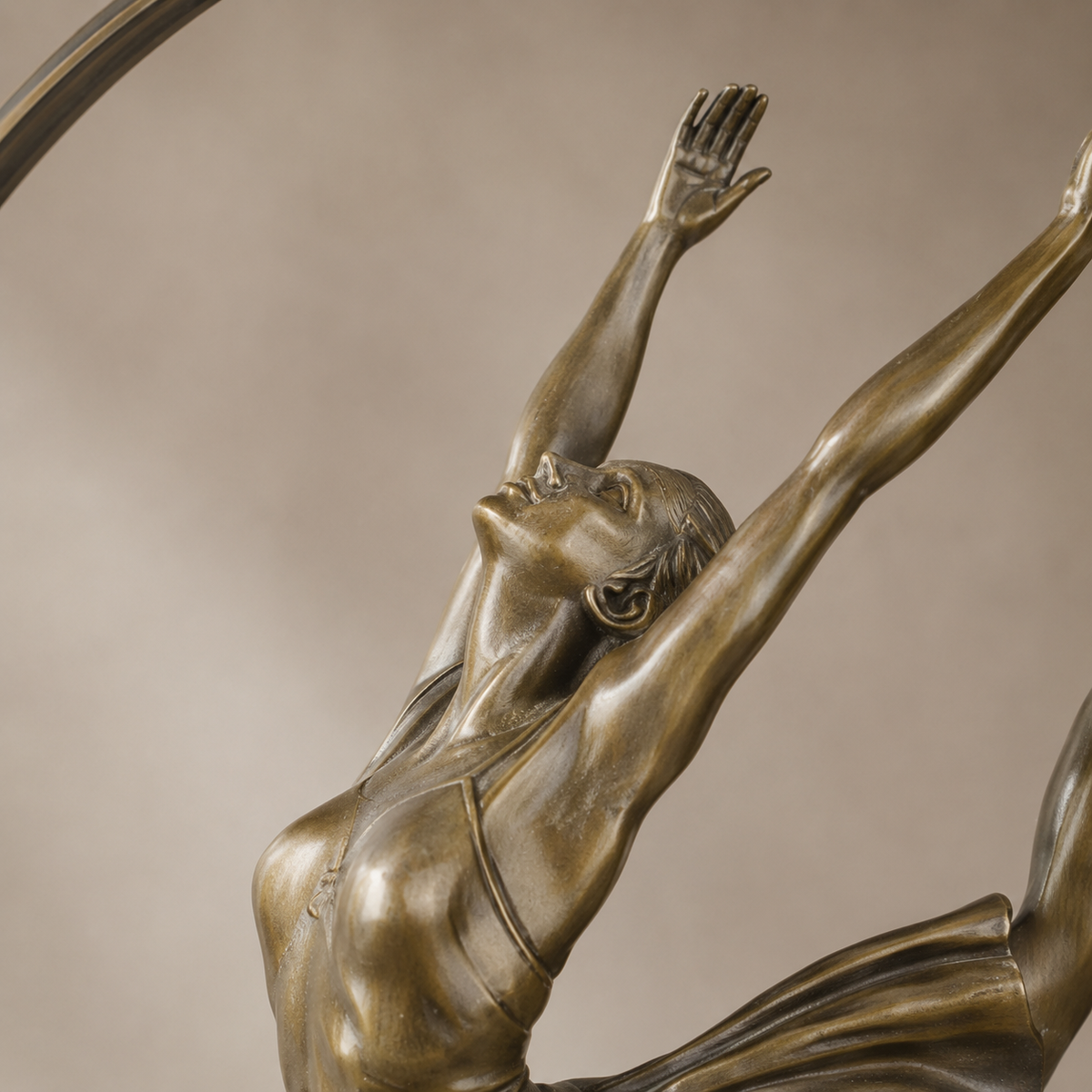 Sculpture bronze danseuse ballerine dans cerceau sur marbre, vue 2