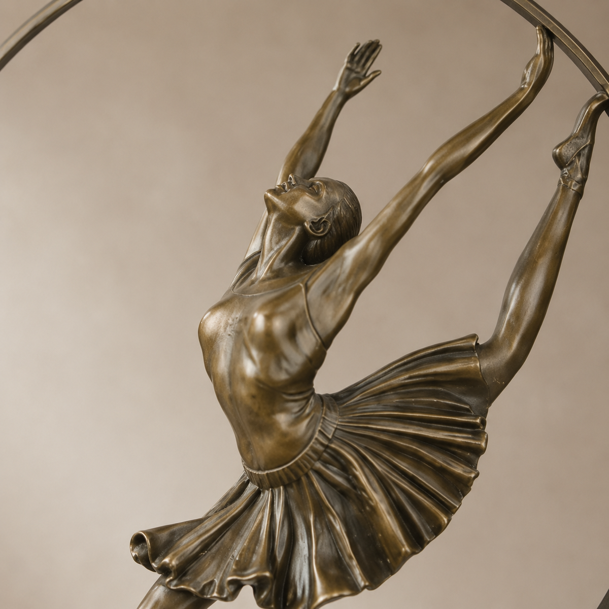 Sculpture bronze danseuse ballerine dans cerceau sur marbre, vue 3