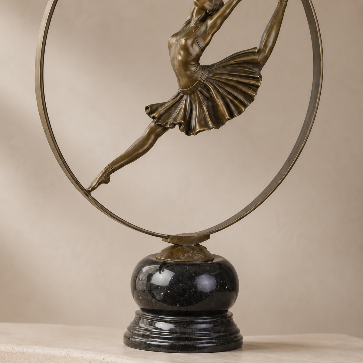Sculpture bronze danseuse ballerine dans cerceau sur marbre, vue 4