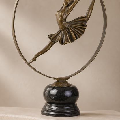 Sculpture bronze danseuse ballerine dans cerceau sur marbre, vue 4