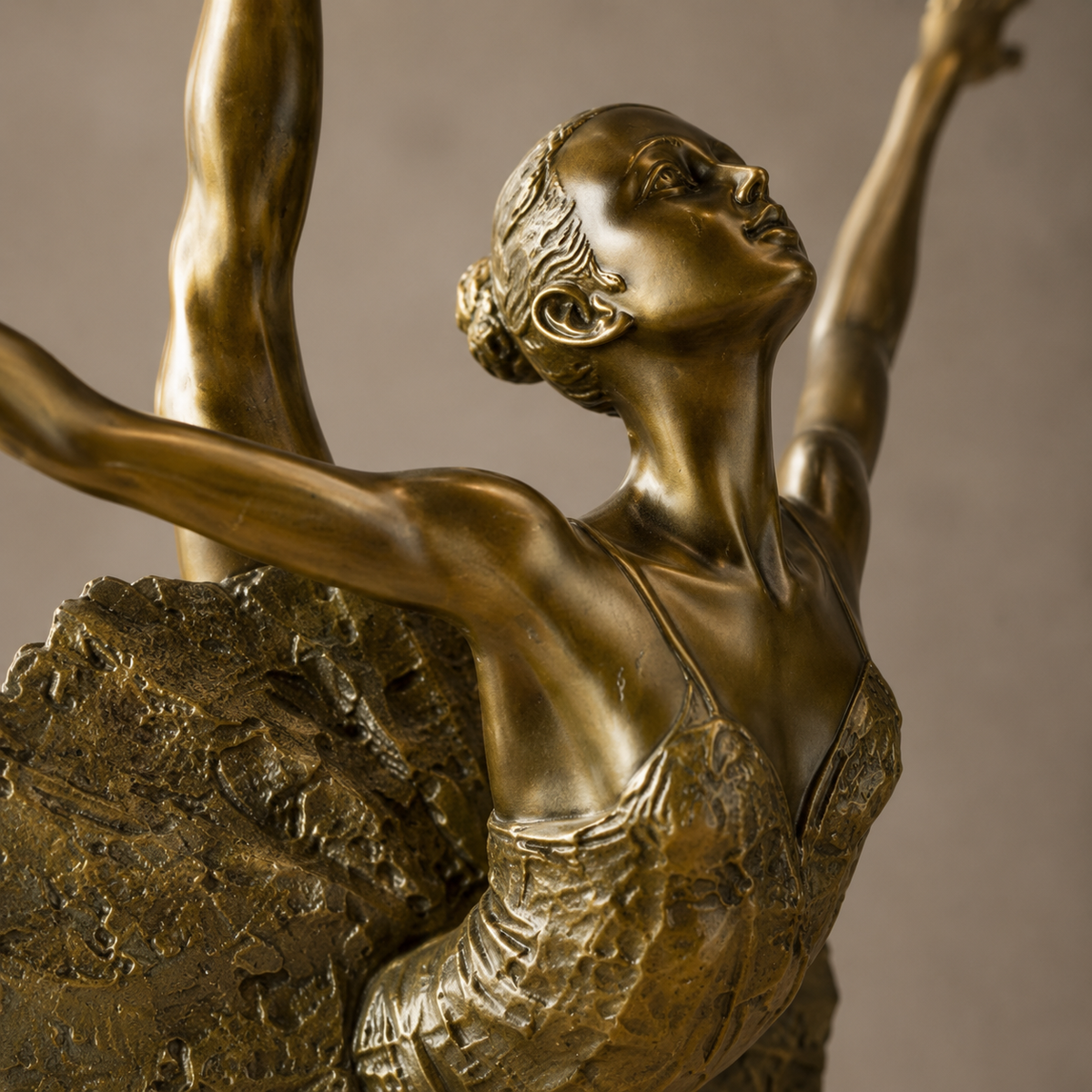 Sculpture bronze danseuse ballerine en arabesque sur marbre, vue 2
