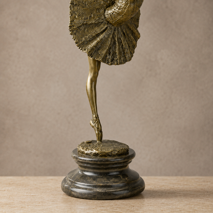 Sculpture bronze danseuse ballerine en arabesque sur marbre, vue 4