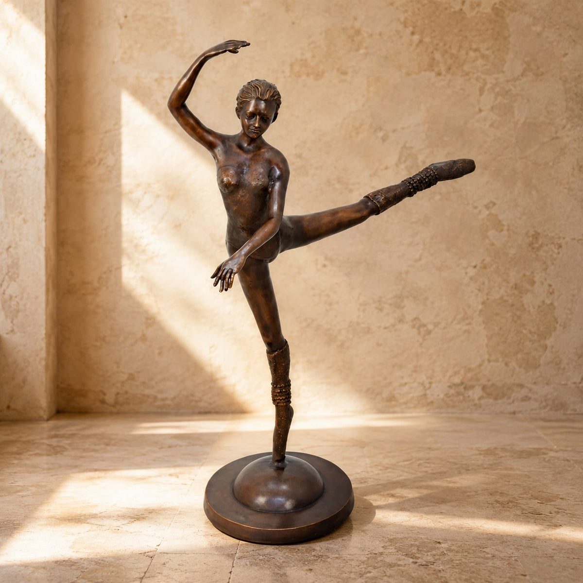 Sculpture bronze danseuse classique en arabesque sur socle, vue d'ensemble
