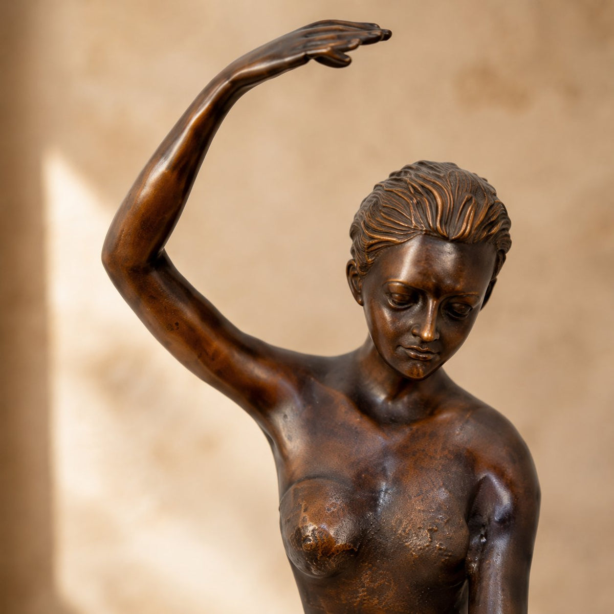 Sculpture bronze danseuse classique en arabesque sur socle, détail costume et drapé