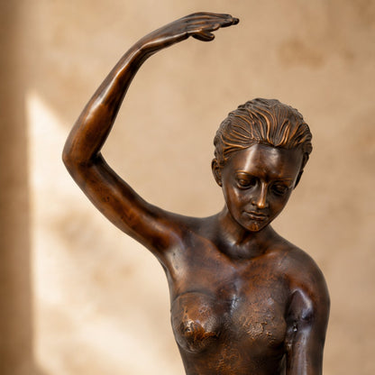 Sculpture bronze danseuse classique en arabesque sur socle, détail costume et drapé