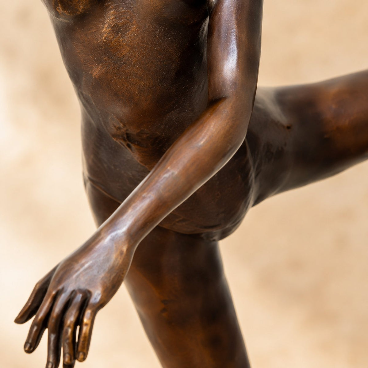 Sculpture bronze danseuse classique en arabesque sur socle, vue rapprochée buste et jambe en arabesque
