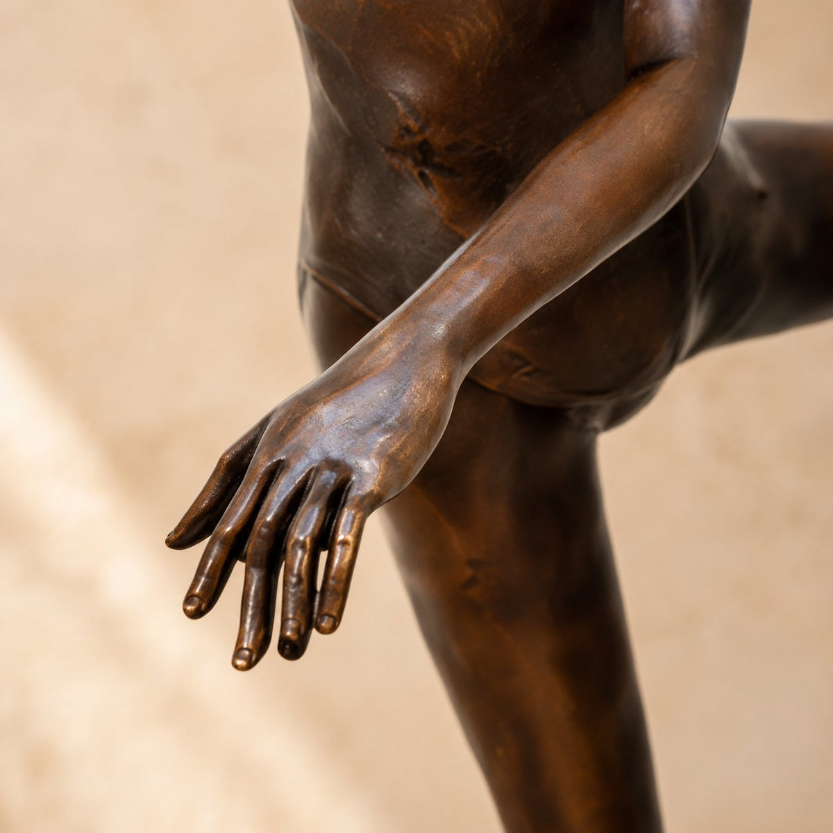 Sculpture bronze danseuse classique en arabesque sur socle, détail bras et main