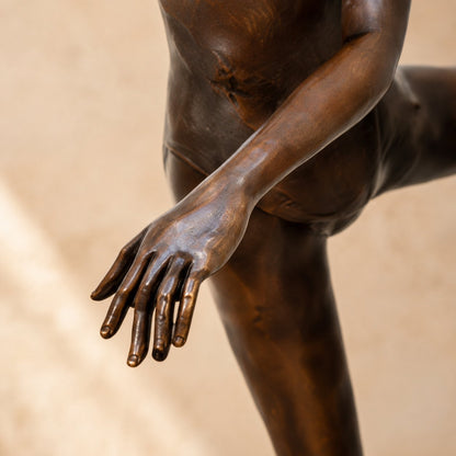 Sculpture bronze danseuse classique en arabesque sur socle, détail bras et main