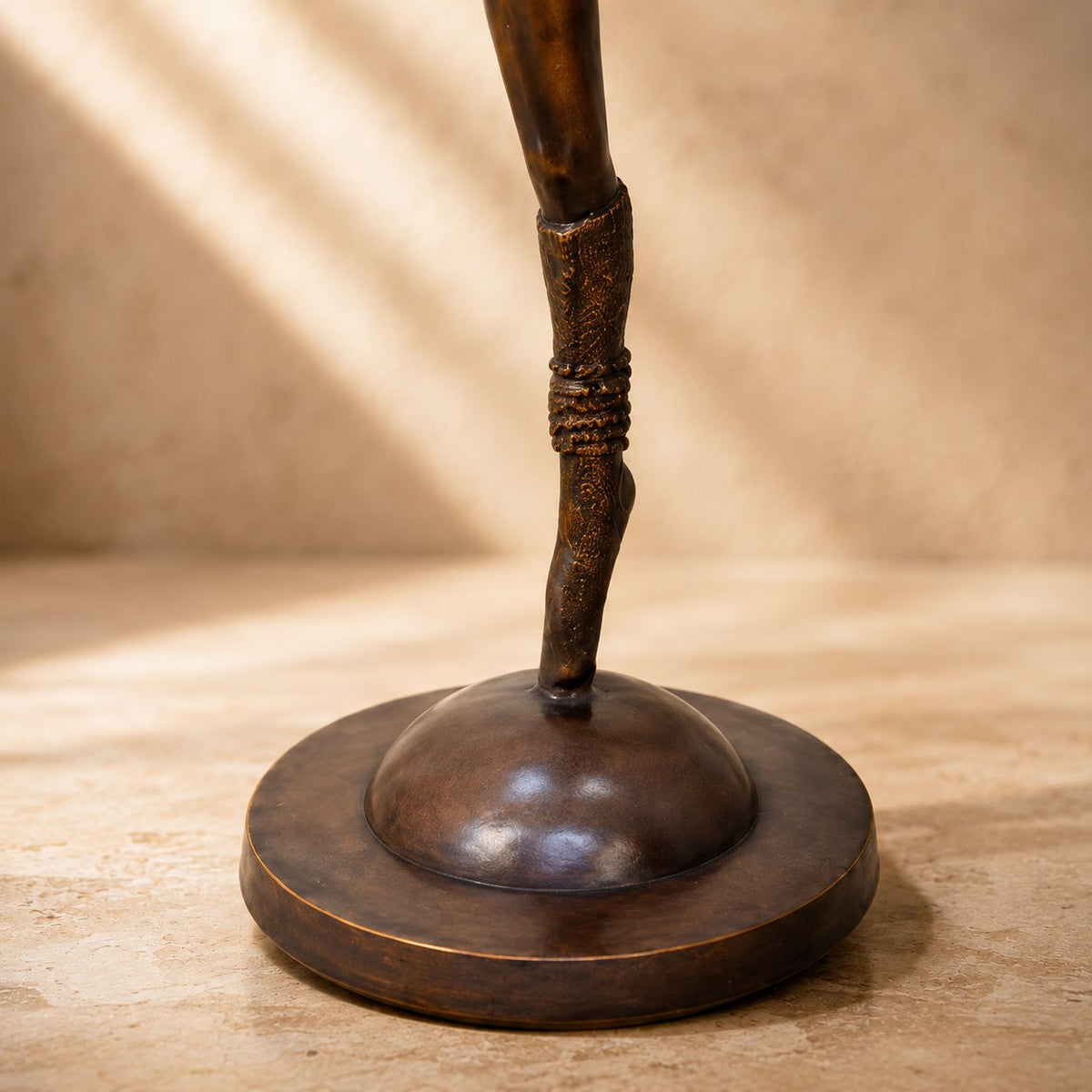Sculpture bronze danseuse classique en arabesque sur socle, détail socle