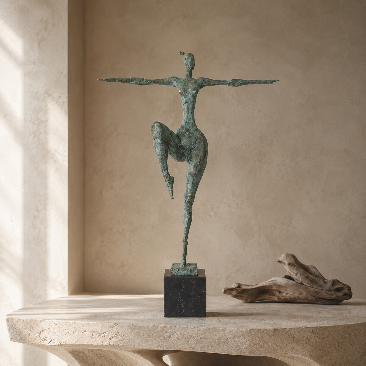 Sculpture bronze danseuse en équilibre, patine vert-de-gris