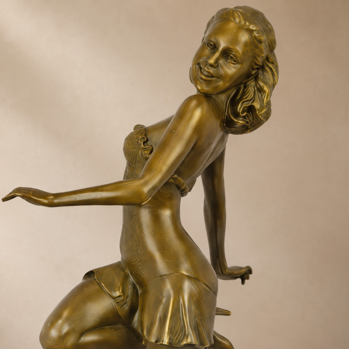 Sculpture bronze danseuse en équilibre sur socle marbre noir, vue 3