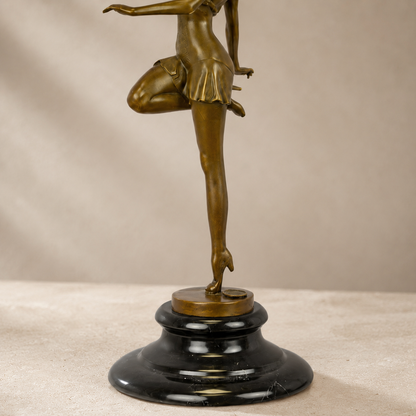 Sculpture bronze danseuse en équilibre sur socle marbre noir, vue 4