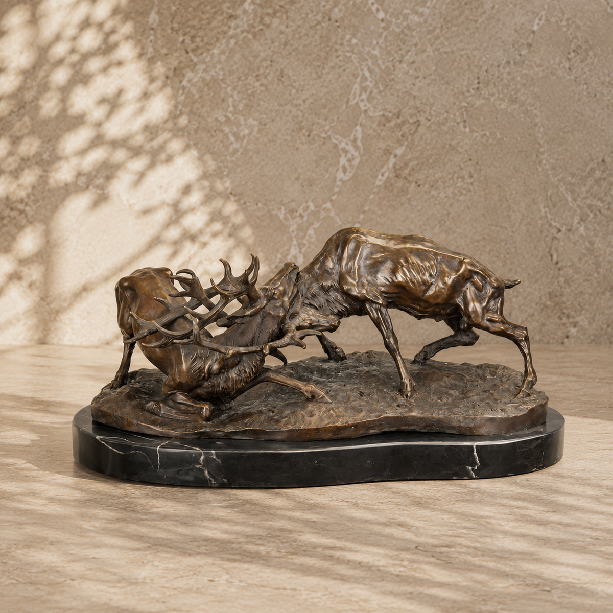 Sculpture bronze deux cerfs en combat sur socle marbre