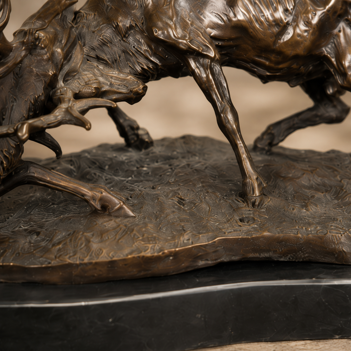 Sculpture bronze deux cerfs en combat sur socle marbre, vue 5
