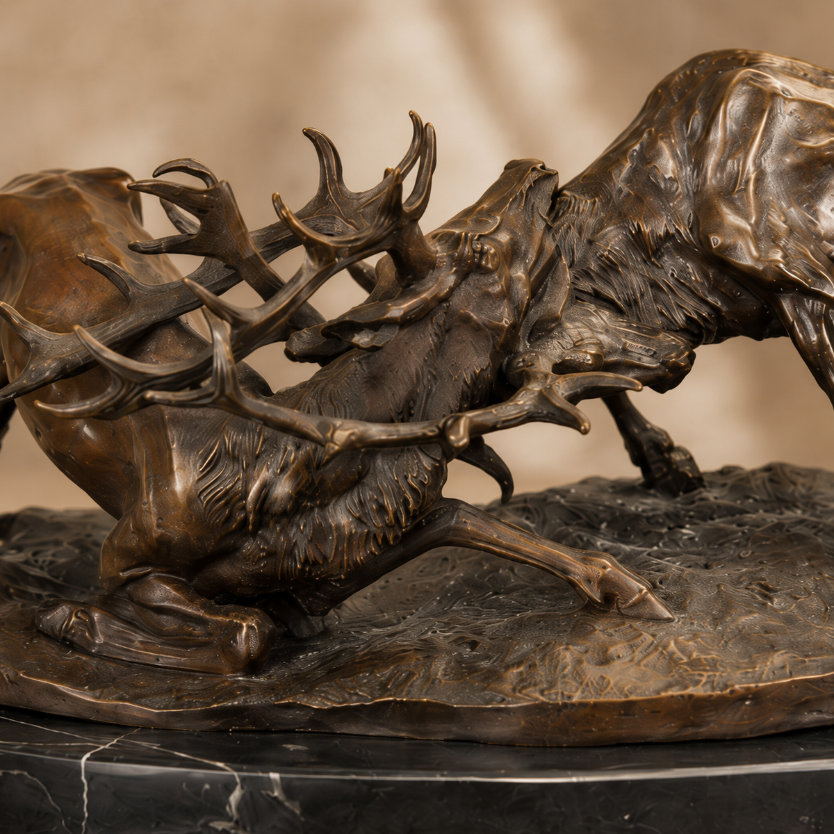 Sculpture bronze deux cerfs en combat sur socle marbre, vue 6