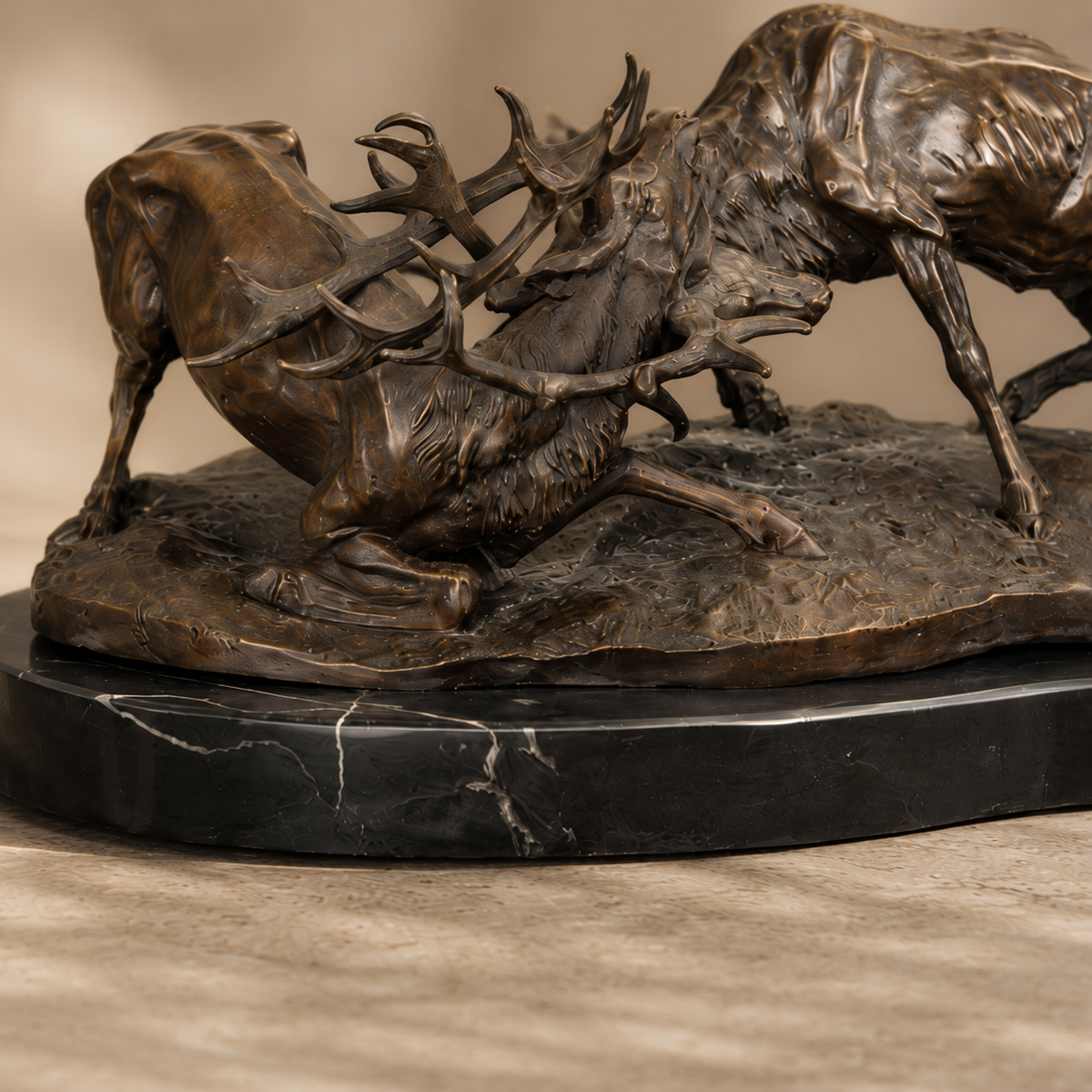 Sculpture bronze deux cerfs en combat sur socle marbre, vue 7