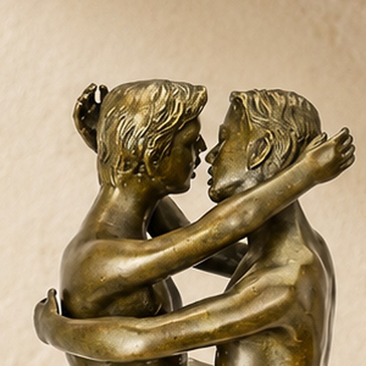 Sculpture bronze deux hommes enlacés sur socle marbre, vue 2