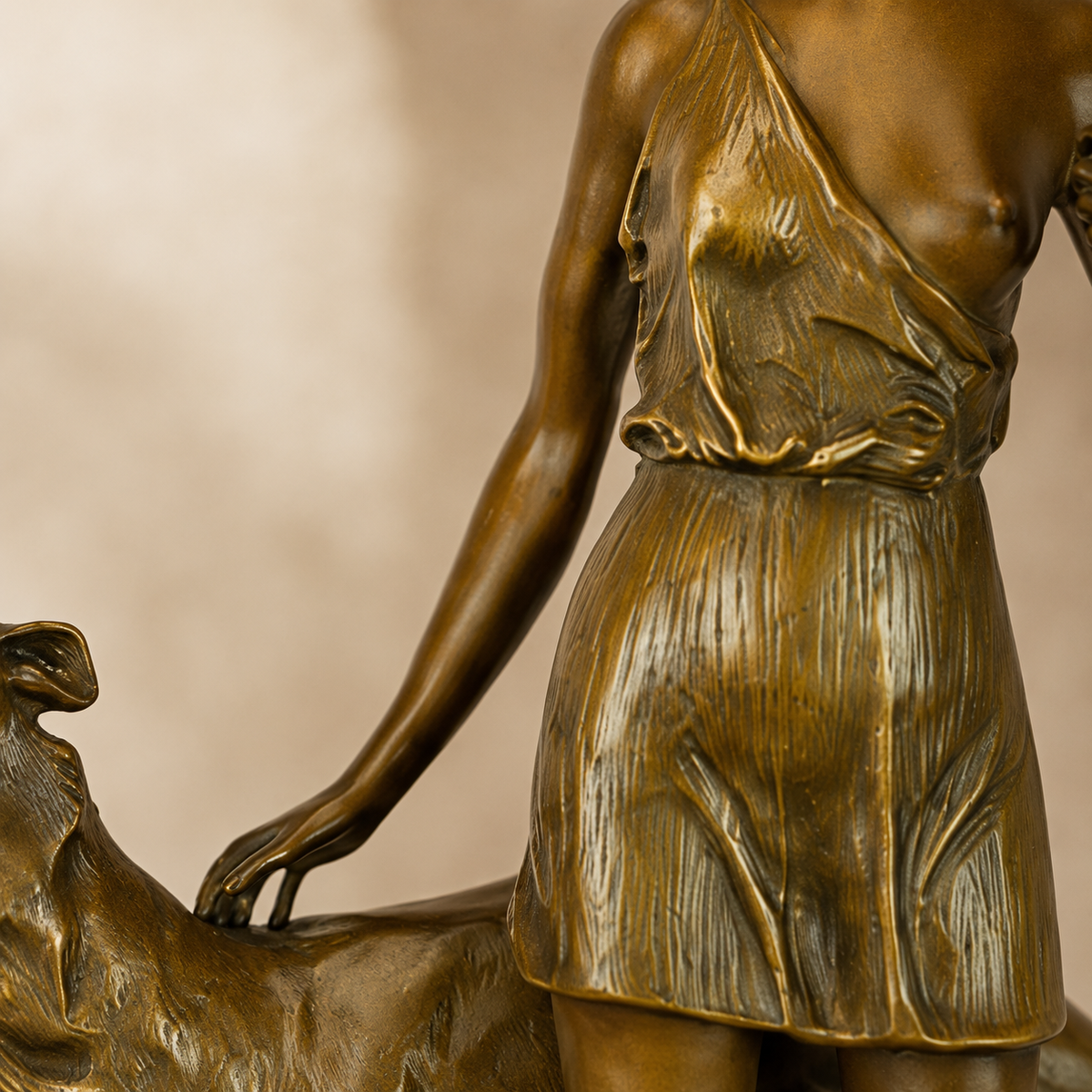 Sculpture bronze Diane chasseresse avec lévrier sur marbre, vue 4