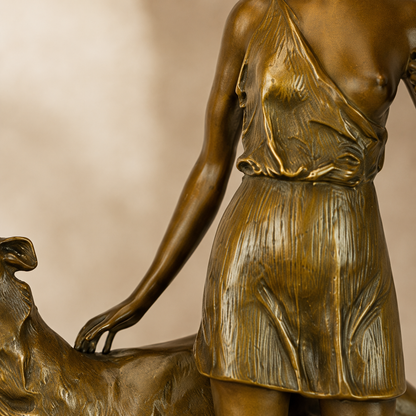 Sculpture bronze Diane chasseresse avec lévrier sur marbre, vue 4