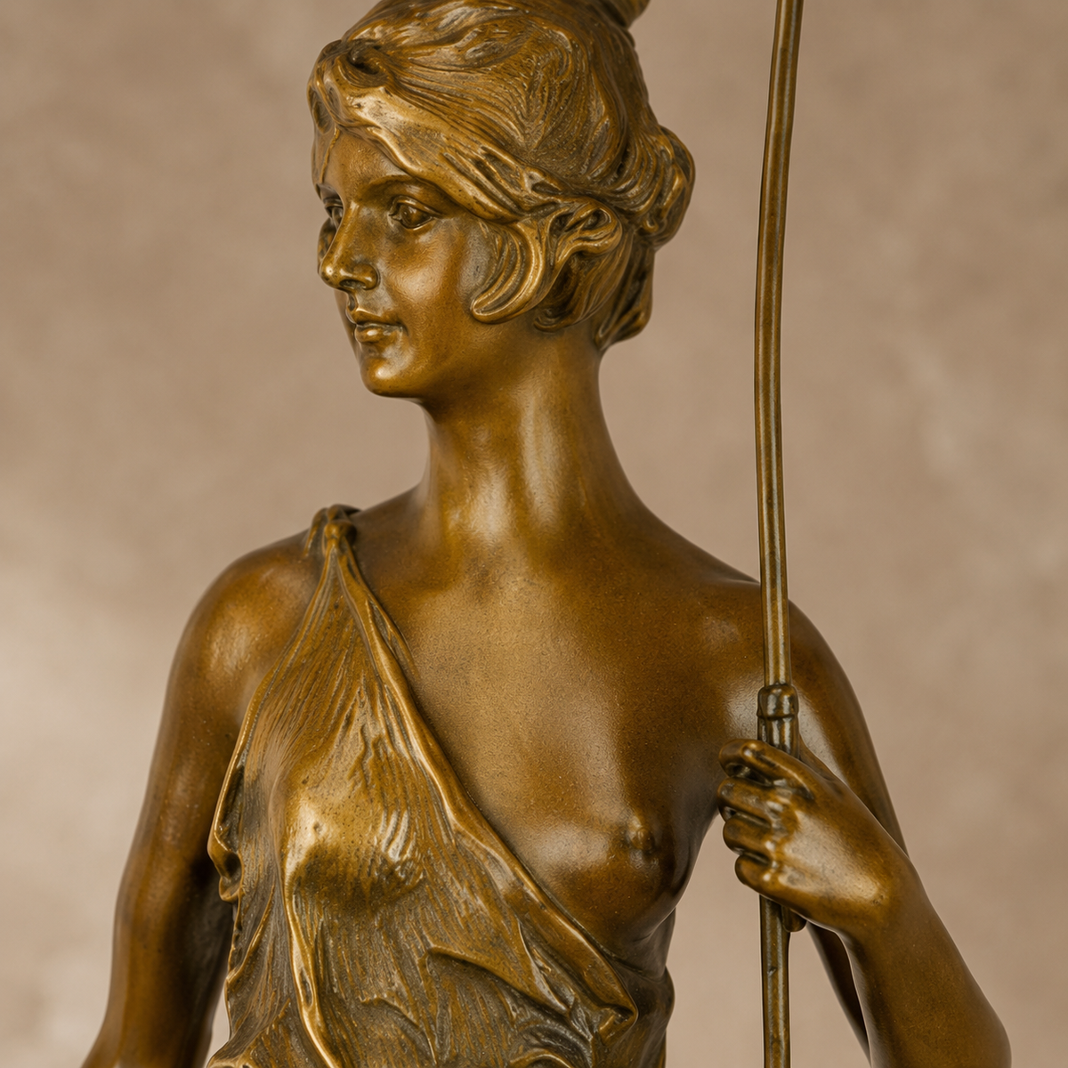 Sculpture bronze Diane chasseresse avec lévrier sur marbre, vue 5