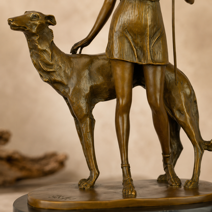Sculpture bronze Diane chasseresse avec lévrier sur marbre, vue 6