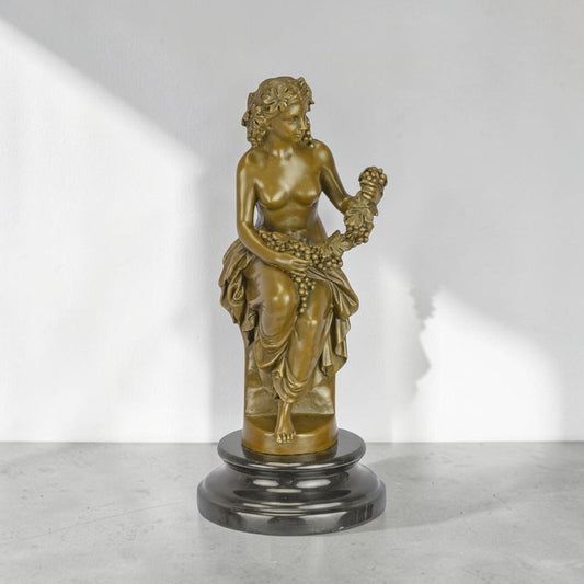 Sculpture en bronze doré Bacchante aux grappes de raisin