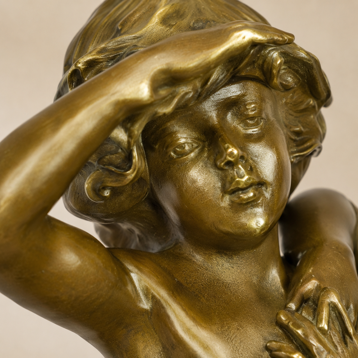 Sculpture bronze doré couple d'enfants dansant sur socle, vue 2