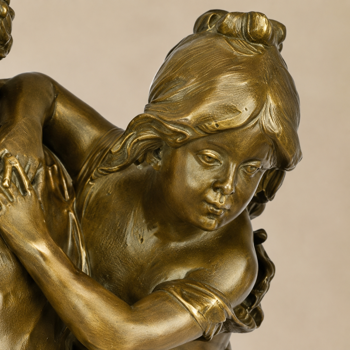 Sculpture bronze doré couple d'enfants dansant sur socle, vue 3
