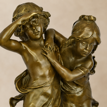 Sculpture bronze doré couple d'enfants dansant sur socle, vue 4
