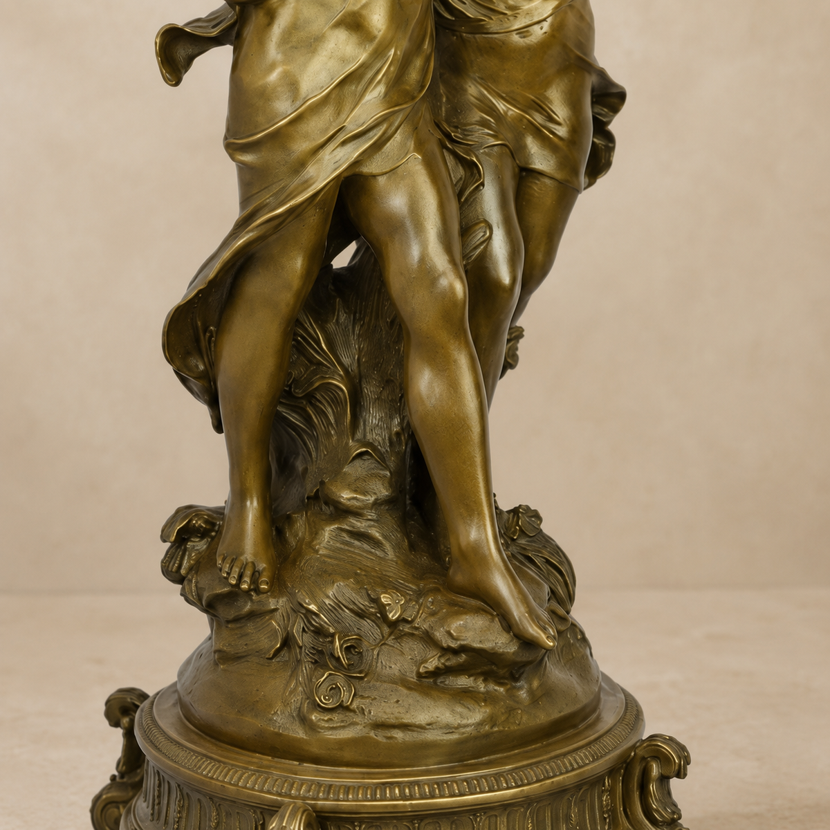 Sculpture bronze doré couple d'enfants dansant sur socle, vue 5