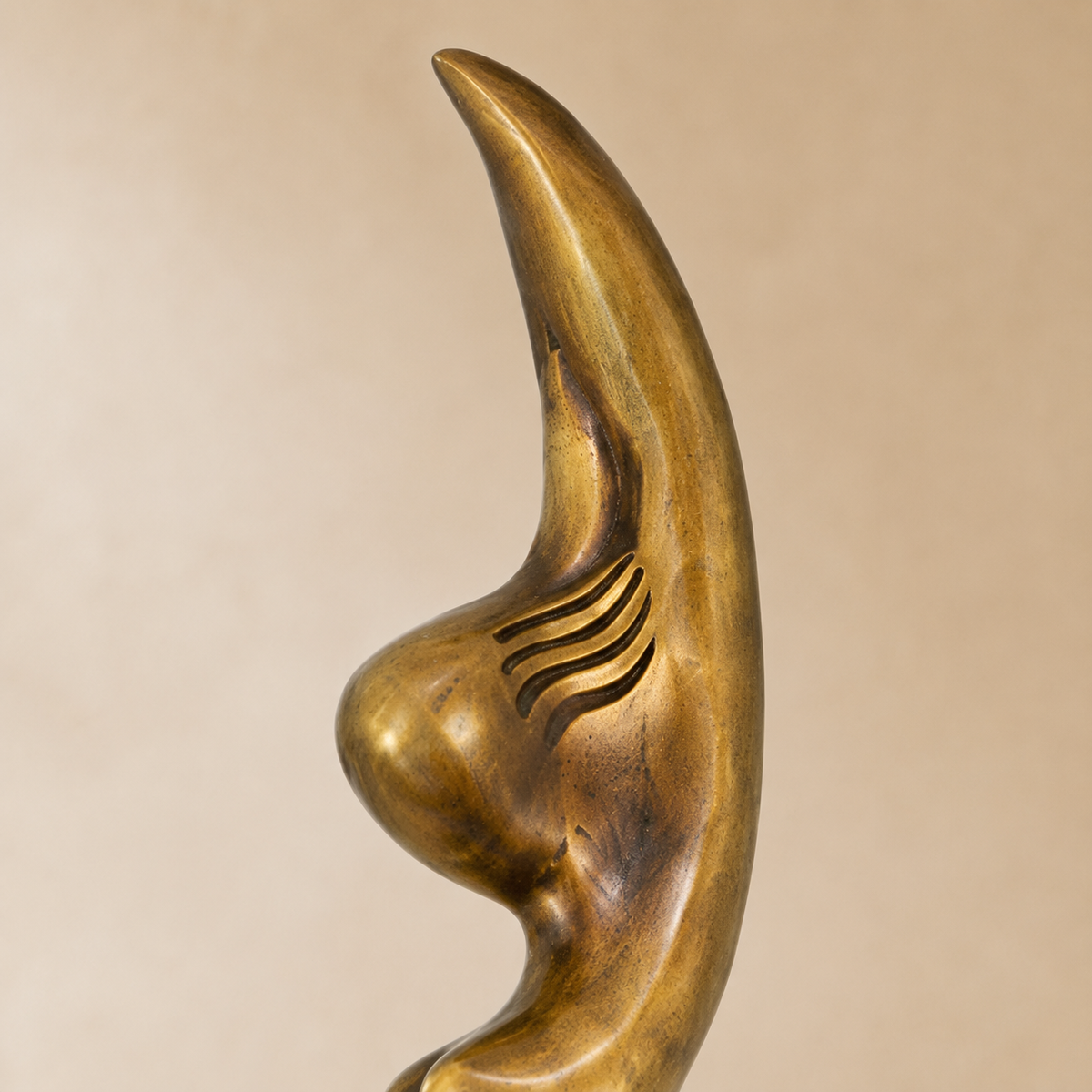 Sculpture bronze doré deux figures féminines enlacées, vue 2