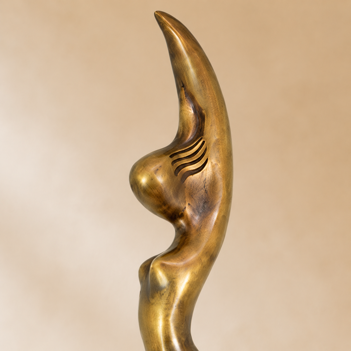 Sculpture bronze doré deux figures féminines enlacées, vue 3